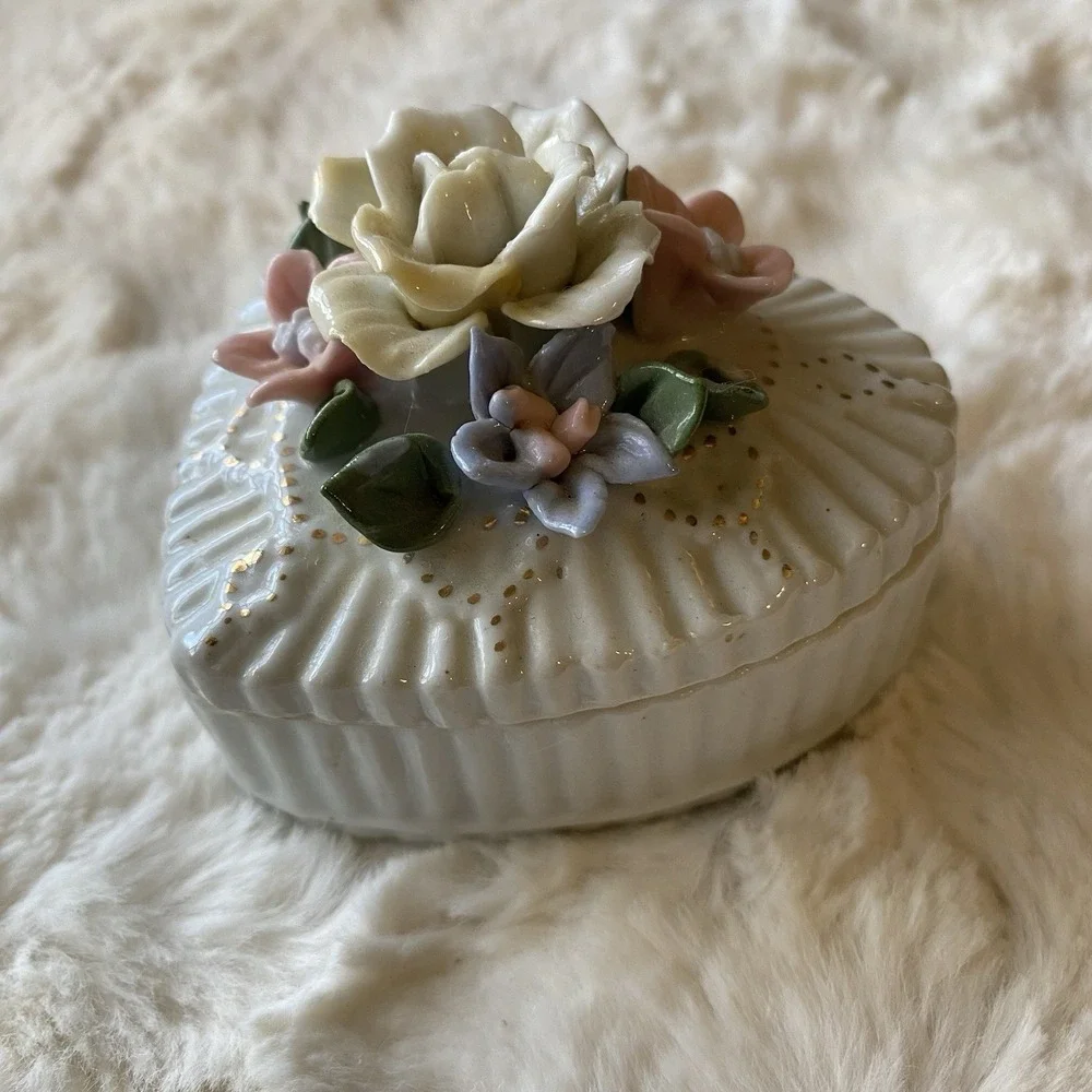 Vintage Heart Shaped Trinket Jewelry Box‎ Ceramic 3D Flowers on Lid 3